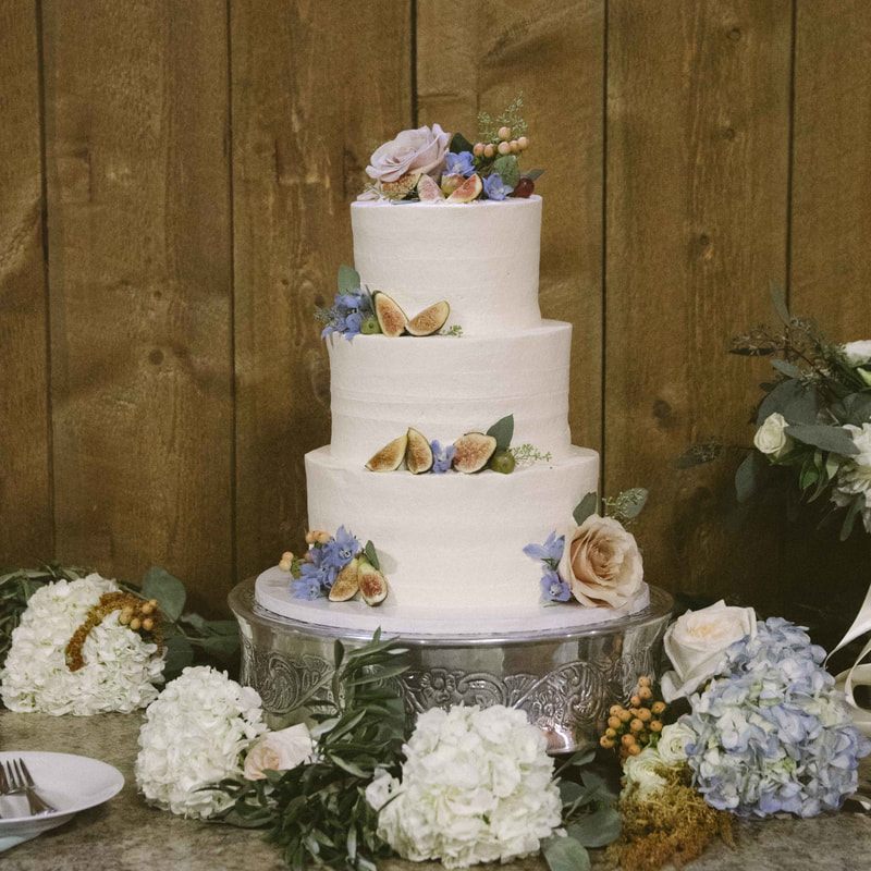 cake photos, figs, blue hydrangeas, white hydrangeas, reception detail photos, spruce mountain ranch, real weddings, mountain weddings, colorado wedding planner, rustic barn wedding planning