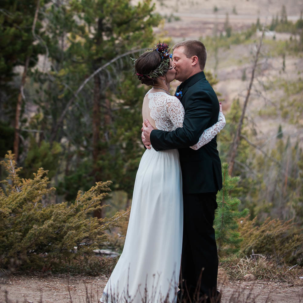 first kiss, Sapphire point Ceremony elopement venue, colorado wedding inspiration, sweetly paired wedding planner, breckenridge wedding planning, winter wedding inspiration, outdoor ceremony, destination elopement planners